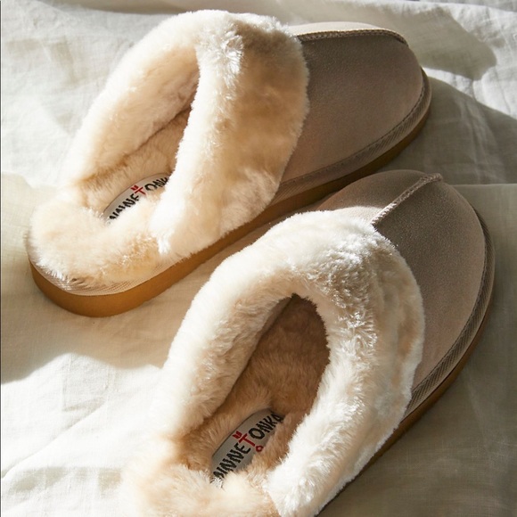 Minnetonka Chesney Slippers in Sand (8W) - Picture 2 of 2
